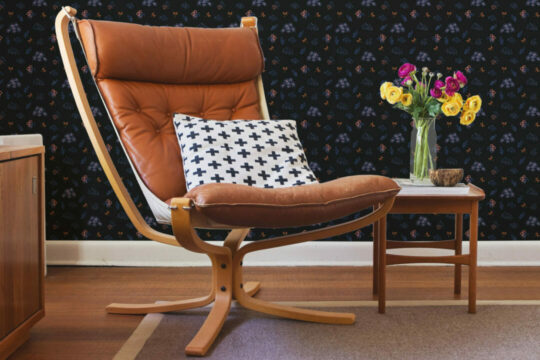 Dark blue floral wallpaper for walls