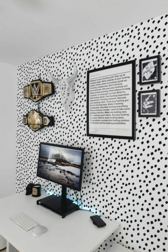 Dotted sticky wallpaper