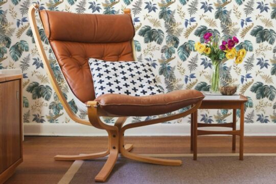 Lush tropical leaf wallpaper for walls