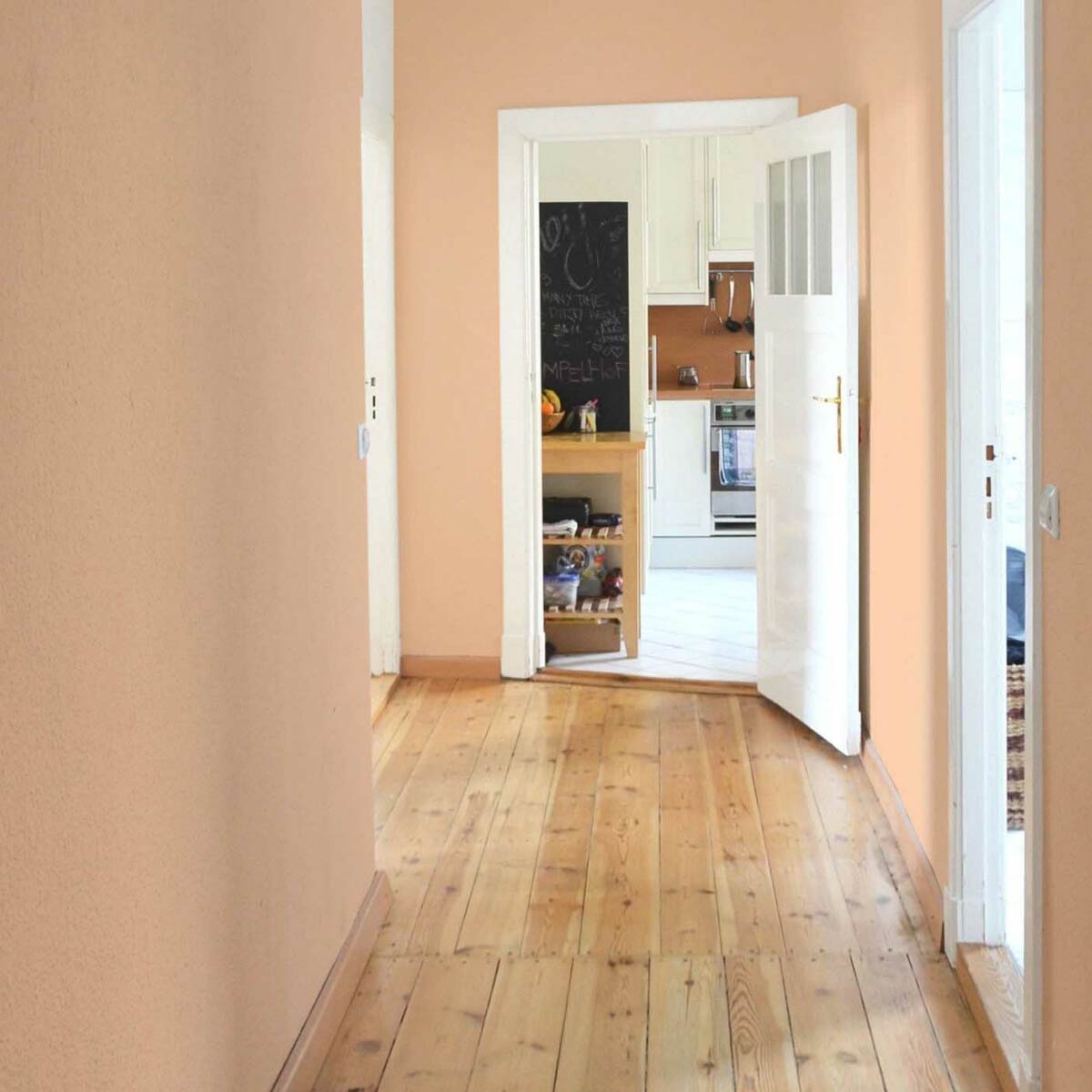 Decorating with trending colors: Peachy Plush