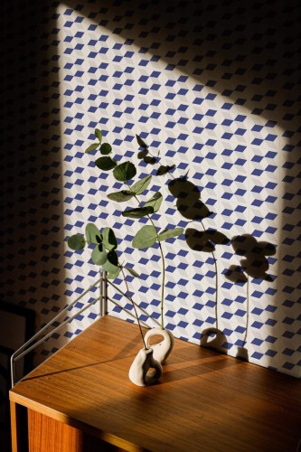 Mid-century style living room decorated with Blue and gray cube peel and stick wallpaper