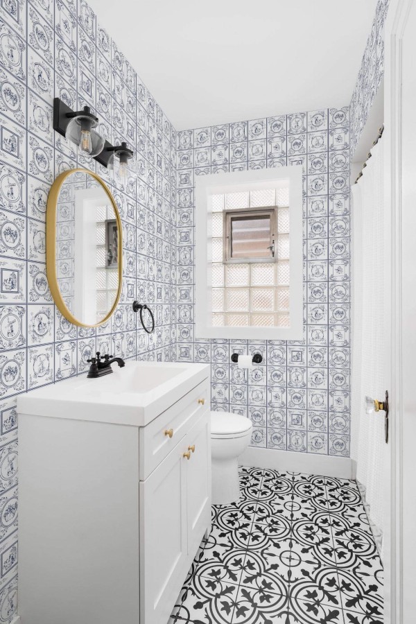 Minimal style bathroom decorated with Blue delft tile peel and stick wallpaper
