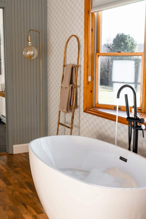 Mid-century modern style bathroom decorated with Gray and white circle peel and stick wallpaper