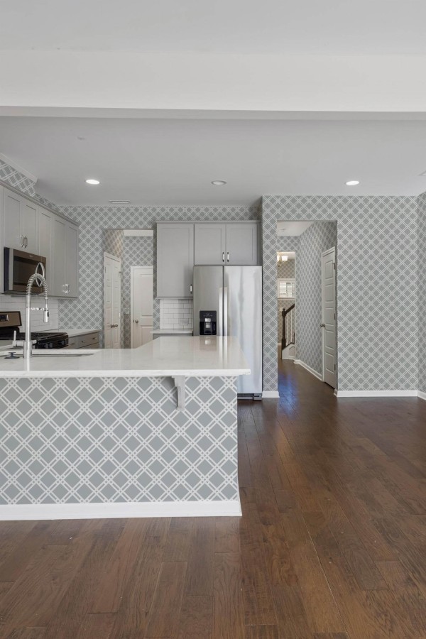 Minimal scandinavian style kitchen decorated with Gray crisscross peel and stick wallpaper