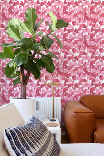Mid-century style living room decorated with Heart leaf peel and stick wallpaper