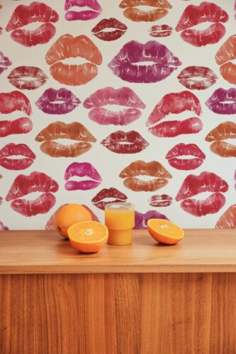 Mid-century style living room decorated with Kiss peel and stick wallpaper