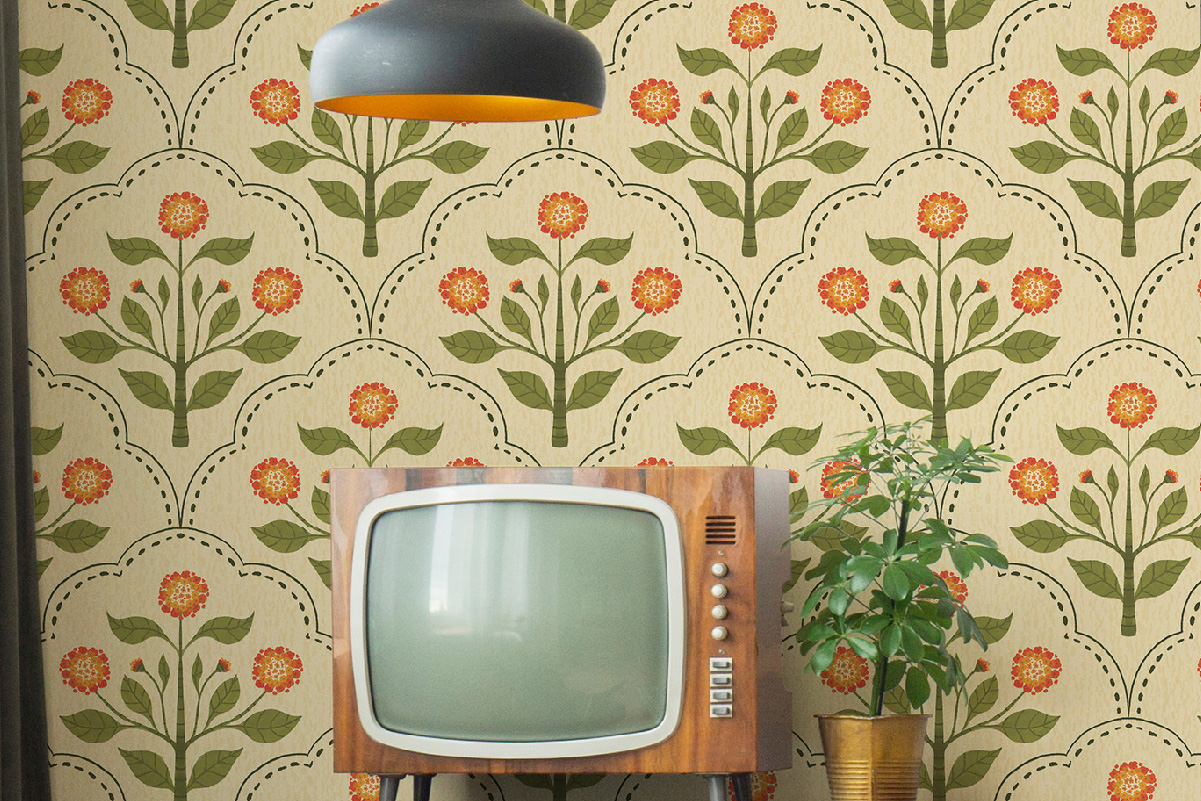 Retro interior with mid-century TV, hanging lamp, and lantana flower wallpaper in orange and green – whimsical PVC-free floral wall design.