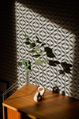 Mid-century style living room decorated with Marbled geometric tile peel and stick wallpaper