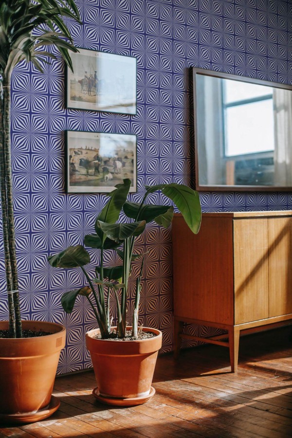 Mid-century modern style living room decorated with Optical illusion peel and stick wallpaper
