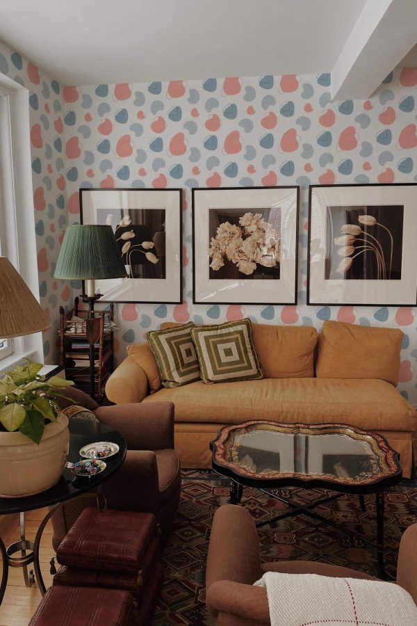 Mid-century eclectic style living room decorated with Pink blue shapes peel and stick wallpaper