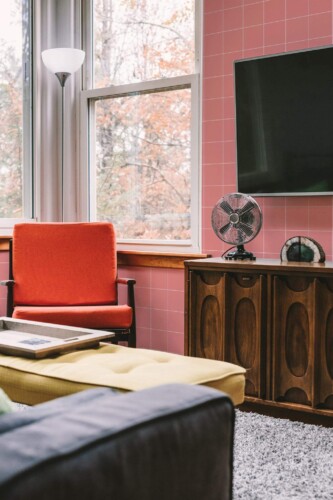 Rustic style living room decorated with Pink tiles peel and stick wallpaper