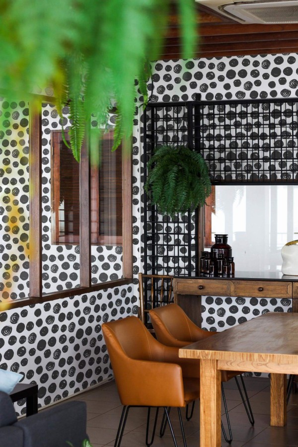 Mid-century modern style dining room decorated with Brush stroke Circle peel and stick wallpaper and black industrial accents