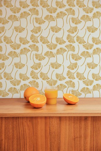 Mid-century style living room decorated with Ginkgo peel and stick wallpaper