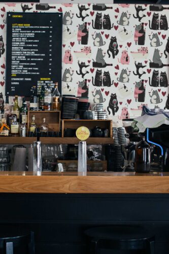Wine Cats peel and stick or non-pasted wallpapers. Fancy Walls removable self-adhesive or traditional PVC-free and eco-friendly wallpapers for walls with cute cats and wine for kitchen, bar, home bar and other creative spaces