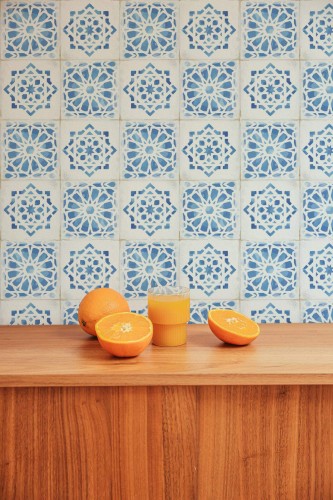 Mid-century style living room decorated with Moroccan Tile peel and stick wallpaper