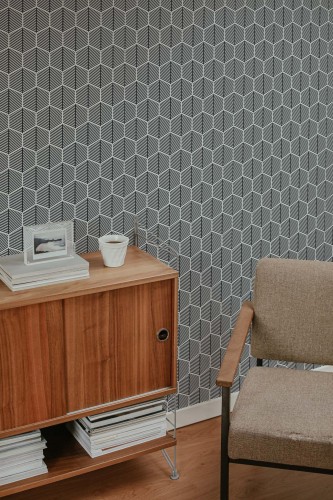 Mid-century style living room decorated with Seamless hexagon peel and stick wallpaper