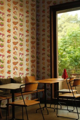 Self-adhesive wallpaper in 60s style peach colors by Fancy Walls