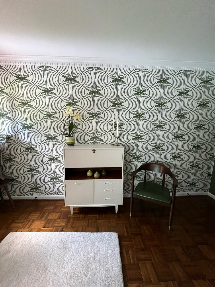 Retro abstract peel and stick wallpaper installed in cabinet - review picture submitted by Jurgis