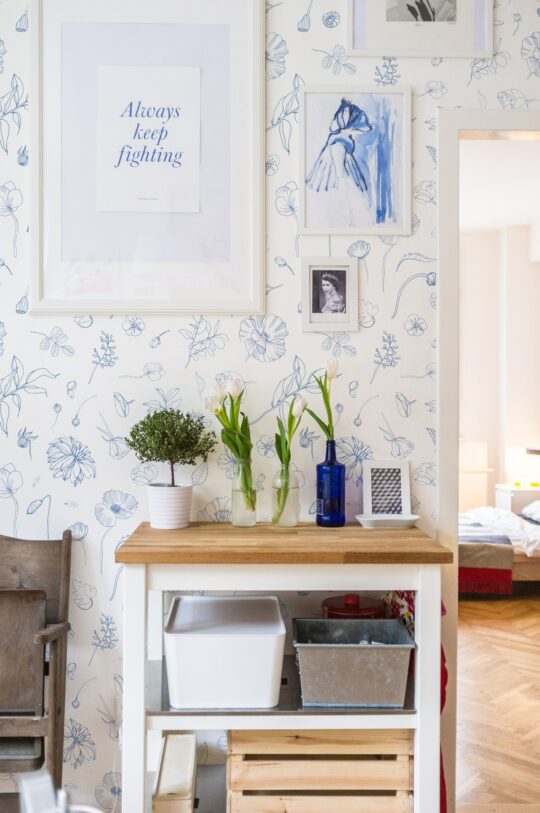Seamless floral wallpaper for walls